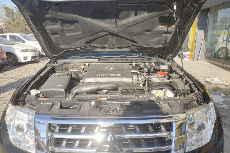 Used Mitsubishi Pajero 2017 V97 3.8L 5-Door GLS Model with Sunroof – Middle East Engine Bay