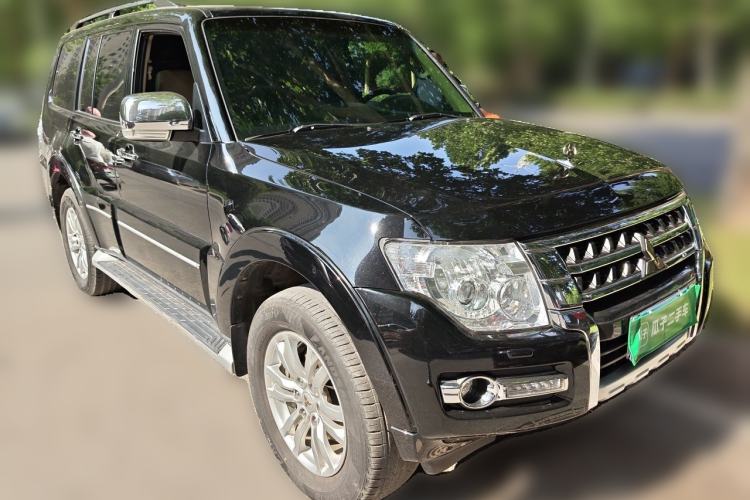 Used Mitsubishi Pajero  Front Right 45 Deg