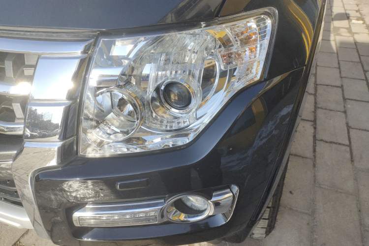 Used Mitsubishi Pajero 2017 V97 3.8L 5-Door GLS Model with Sunroof – Middle East Left Front Headlight