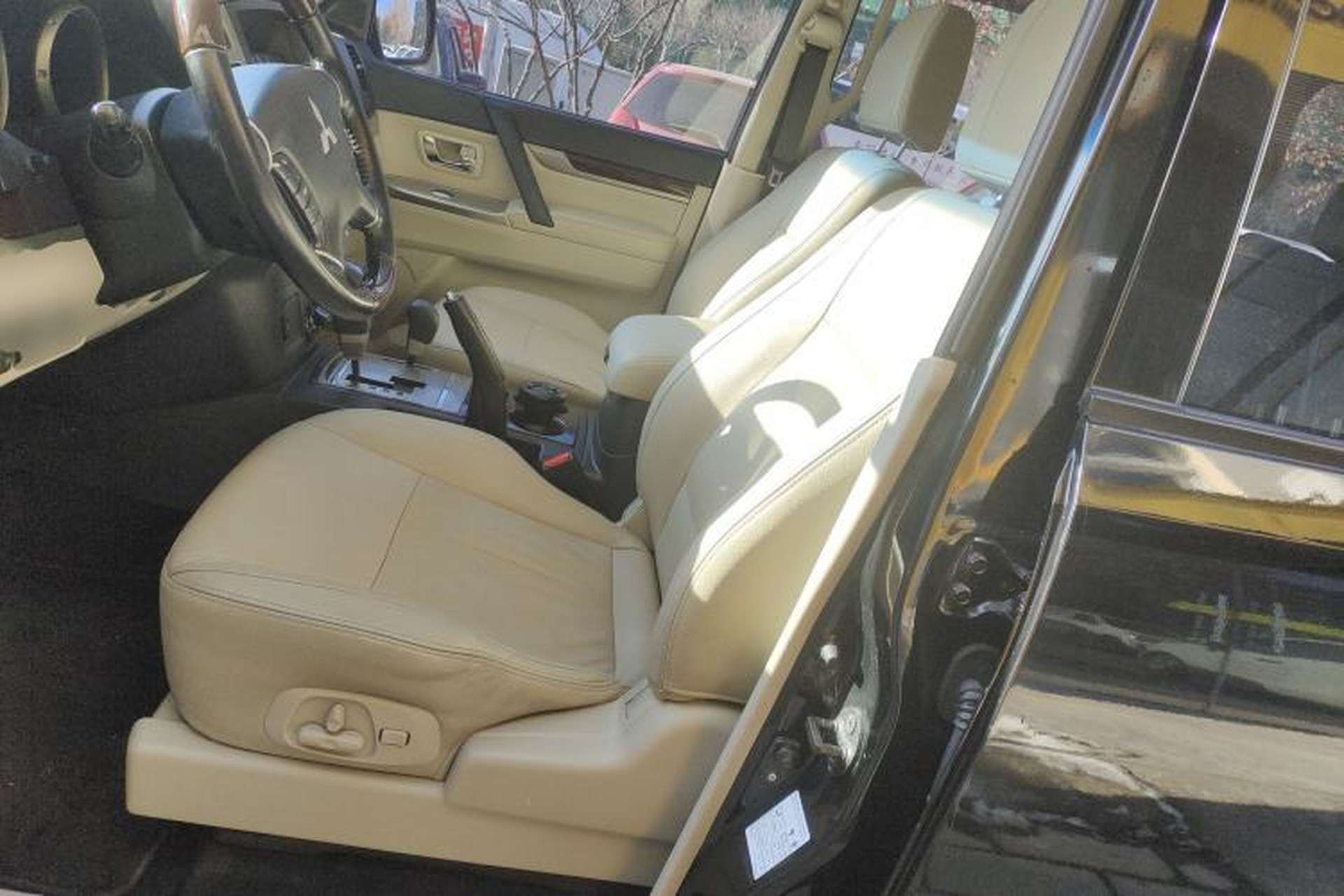 Used Mitsubishi Pajero 2017 V97 3.8L 5-Door GLS Model with Sunroof – Middle East Left Front Seat