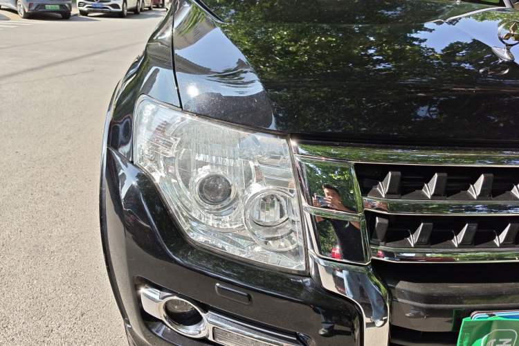 Used Mitsubishi Pajero  Right Front Headlight