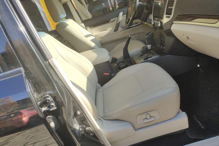 Used Mitsubishi Pajero 2017 V97 3.8L 5-Door GLS Model with Sunroof – Middle East Right Front Seat