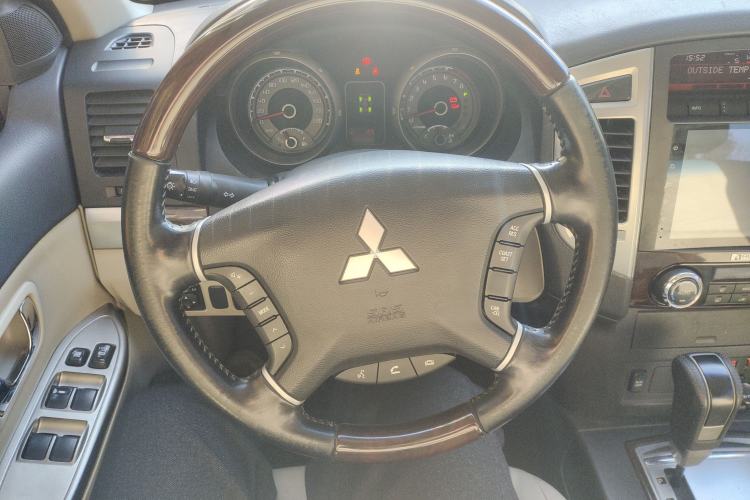 Used Mitsubishi Pajero 2017 V97 3.8L 5-Door GLS Model with Sunroof – Middle East Steering Wheel