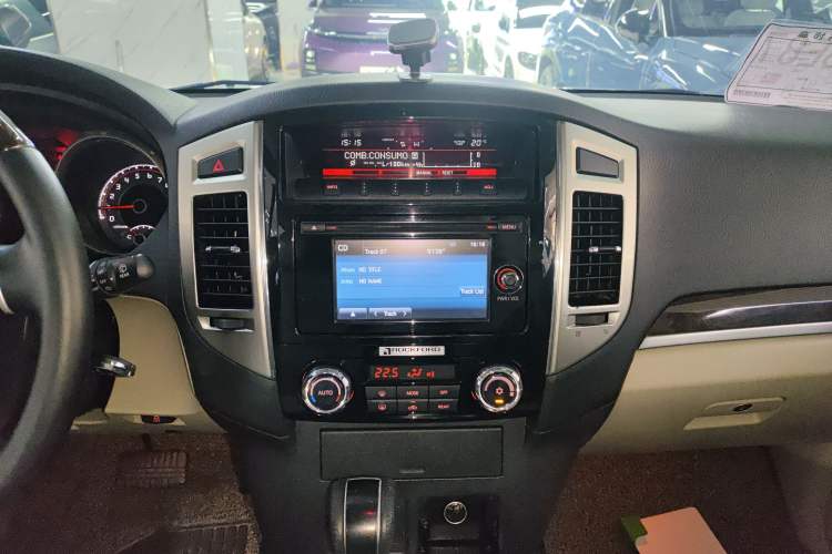 Used Mitsubishi Pajero 2017 V97 3.8L 5-Door GLS Model with Sunroof – U.S. Specification Audio And AC Panel