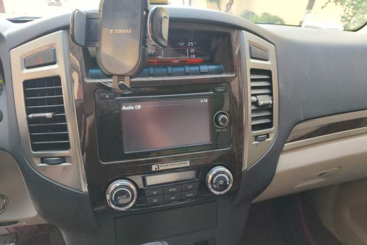 Used Mitsubishi Pajero  Audio And AC Panel