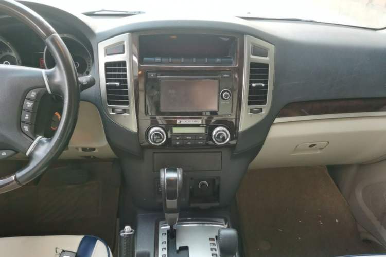 Used Mitsubishi Pajero  Audio And AC Panel