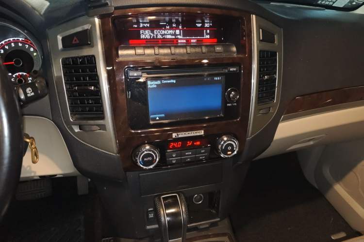 Used Mitsubishi Pajero 2017 V97 3.8L 5-Door GLS Model with Sunroof – Middle East Audio And AC Panel