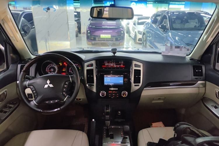 Used Mitsubishi Pajero 2017 V97 3.8L 5-Door GLS Model with Sunroof – U.S. Specification Center Console