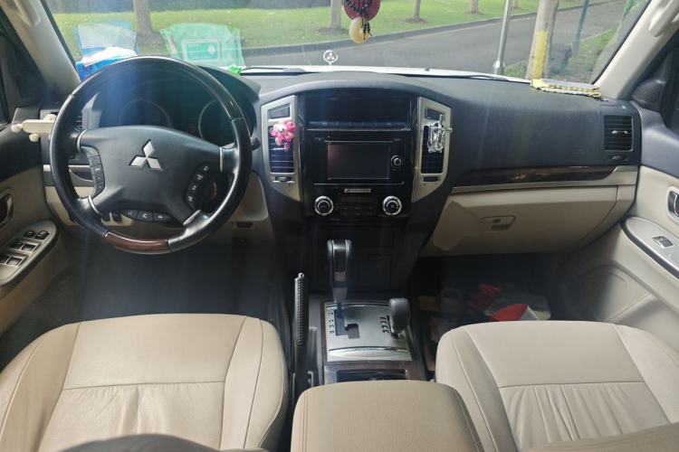 Used Mitsubishi Pajero  Center Console