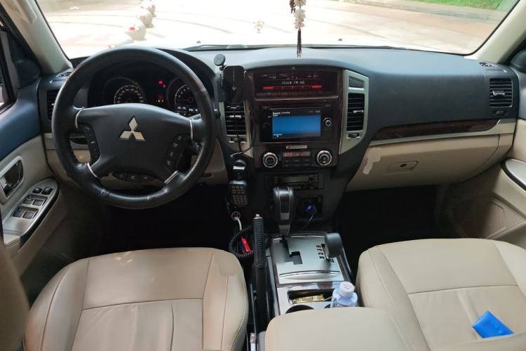 Used Mitsubishi Pajero 2017 V97 3.8L 5-Door GLS Model with Sunroof – Middle East Center Console