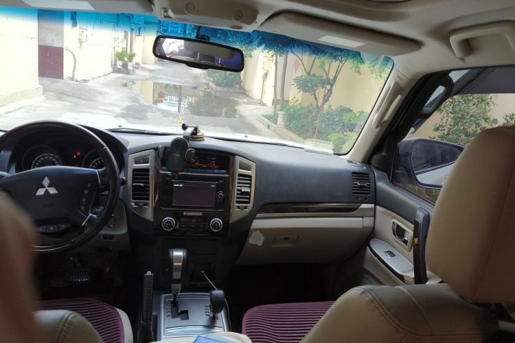 Used Mitsubishi Pajero  Center Console