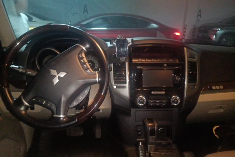 Used Mitsubishi Pajero  Center Console