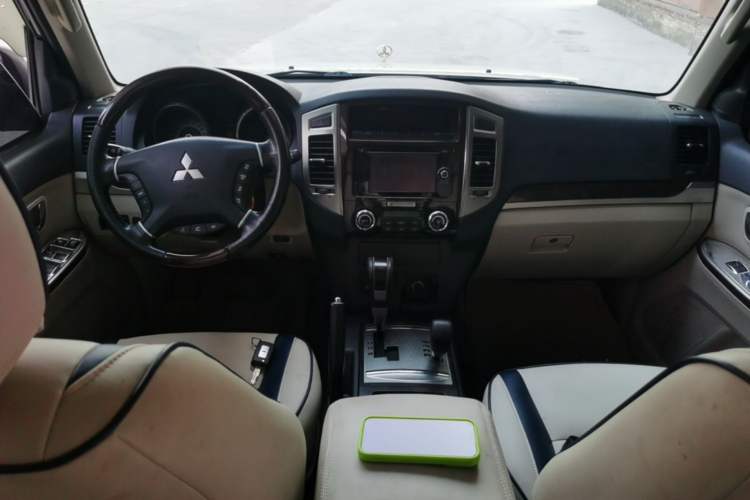 Used Mitsubishi Pajero  Center Console