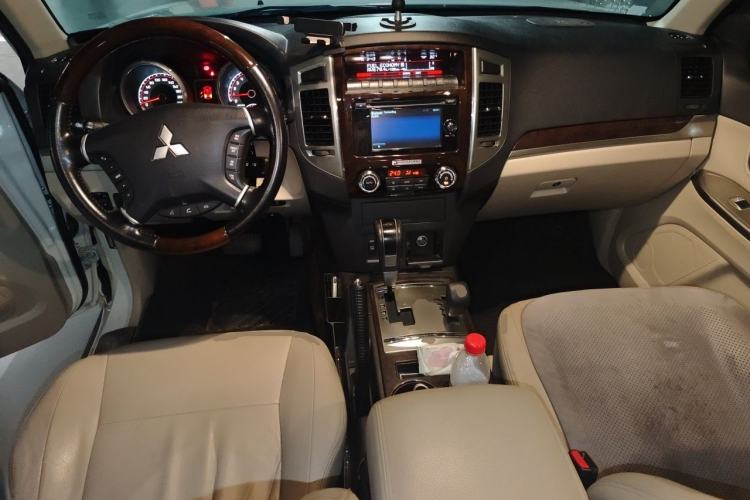 Used Mitsubishi Pajero 2017 V97 3.8L 5-Door GLS Model with Sunroof – Middle East Center Console