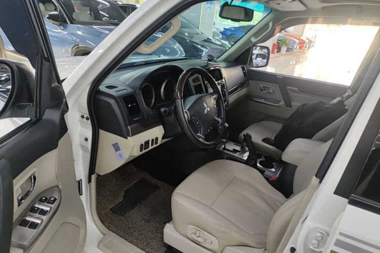Used Mitsubishi Pajero 2017 V97 3.8L 5-Door GLS Model with Sunroof – U.S. Specification Driver Seat