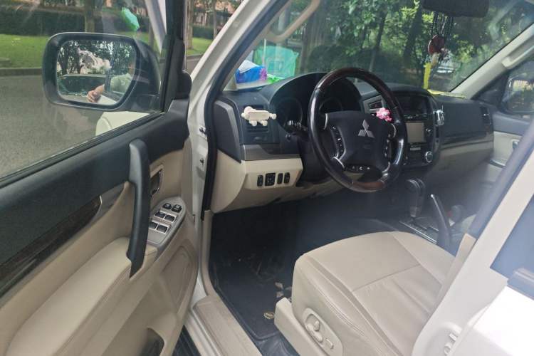 Used Mitsubishi Pajero  Driver Seat