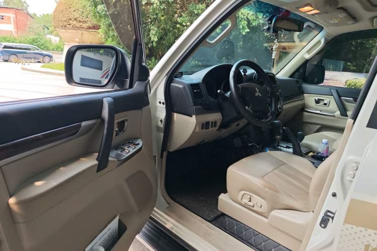 Used Mitsubishi Pajero 2017 V97 3.8L 5-Door GLS Model with Sunroof – Middle East Driver Seat