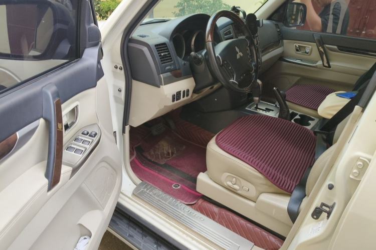 Used Mitsubishi Pajero  Driver Seat