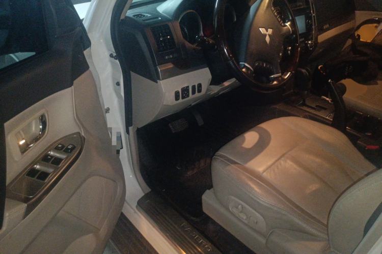 Used Mitsubishi Pajero  Driver Seat