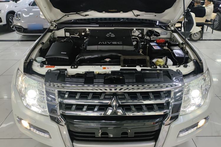 Used Mitsubishi Pajero 2017 V97 3.8L 5-Door GLS Model with Sunroof – U.S. Specification Engine Bay