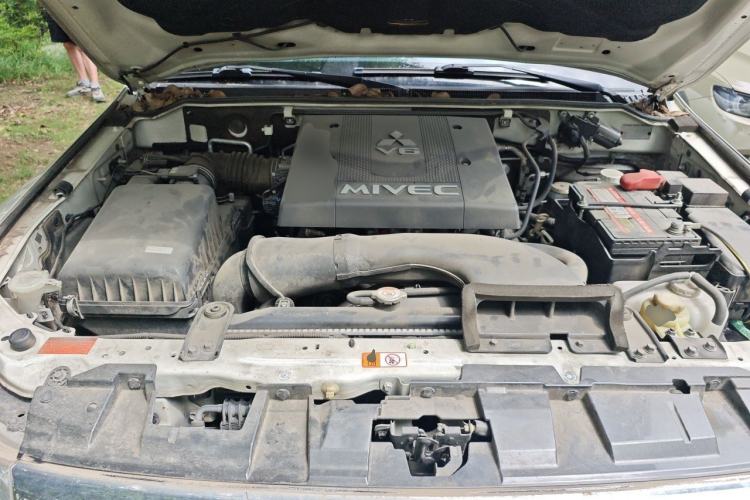 Used Mitsubishi Pajero  Engine Bay
