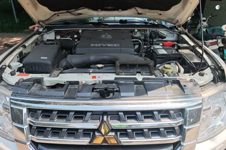 Used Mitsubishi Pajero 2017 V97 3.8L 5-Door GLS Model with Sunroof – Middle East Engine Bay