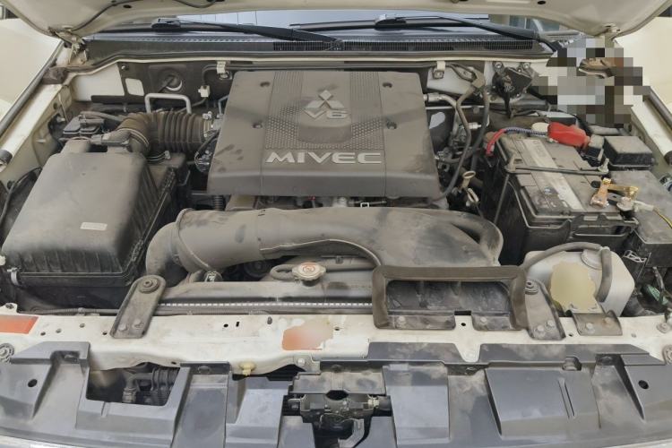 Used Mitsubishi Pajero  Engine Bay