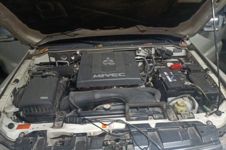 Used Mitsubishi Pajero  Engine Bay
