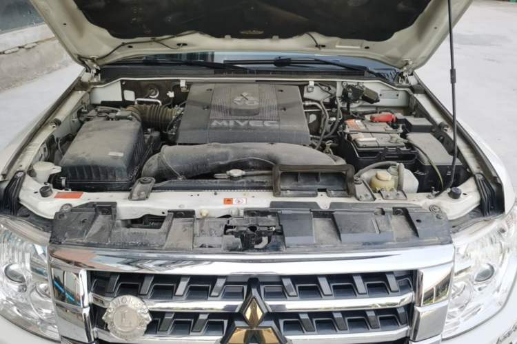 Used Mitsubishi Pajero  Engine Bay