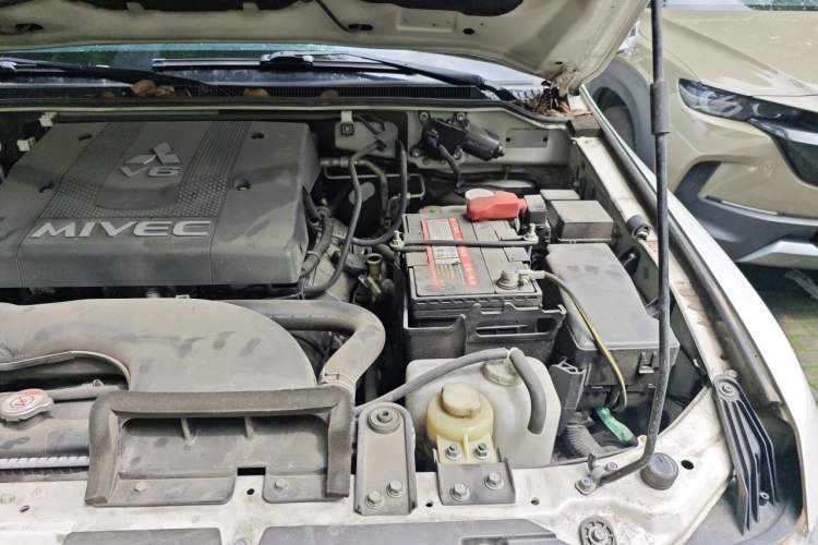 Used Mitsubishi Pajero  Engine Bay Left