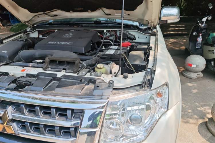 Used Mitsubishi Pajero 2017 V97 3.8L 5-Door GLS Model with Sunroof – Middle East Engine Bay Left