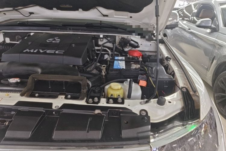 Used Mitsubishi Pajero  Engine Bay Left