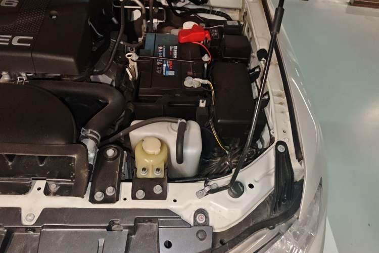 Used Mitsubishi Pajero 2017 V97 3.8L 5-Door GLS Model with Sunroof – Middle East Engine Bay Left