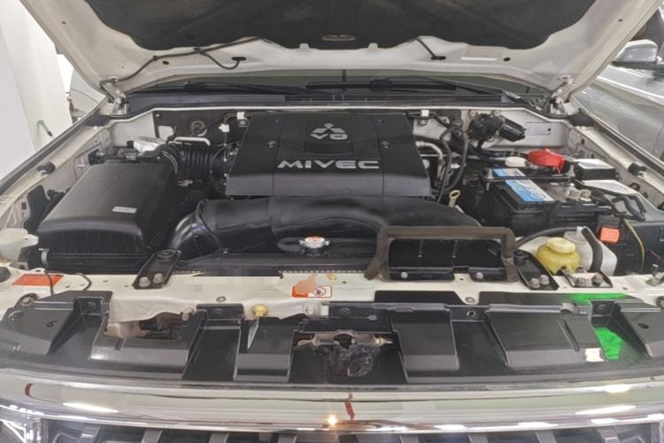 Used Mitsubishi Pajero  Engine Bay