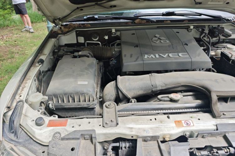Used Mitsubishi Pajero  Engine Bay Right