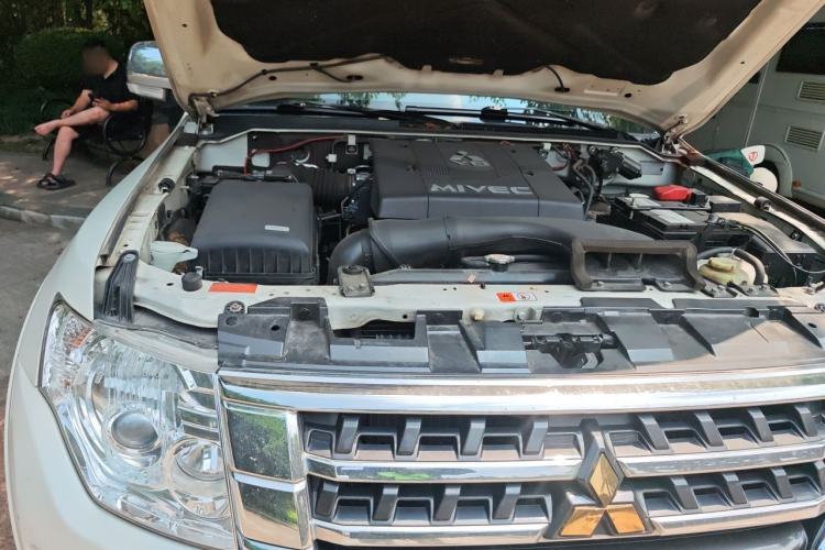 Used Mitsubishi Pajero 2017 V97 3.8L 5-Door GLS Model with Sunroof – Middle East Engine Bay Right