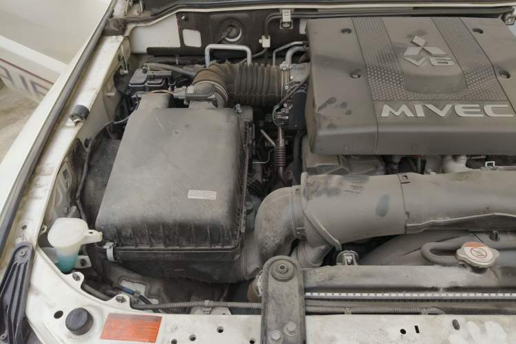 Used Mitsubishi Pajero  Engine Bay Right