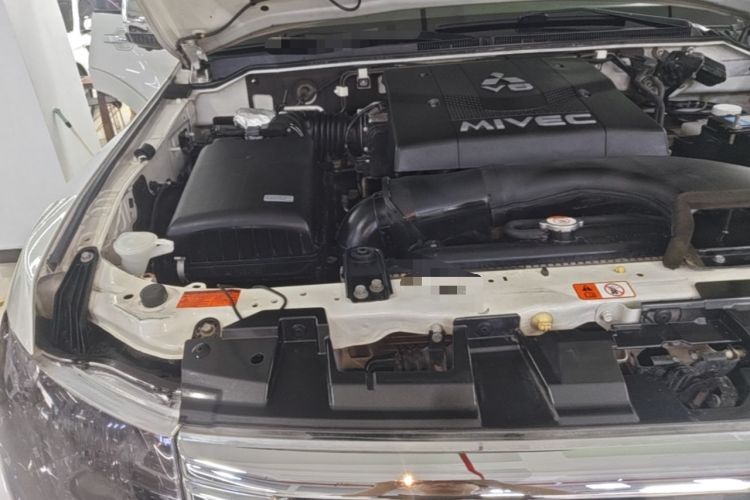 Used Mitsubishi Pajero  Engine Bay Right