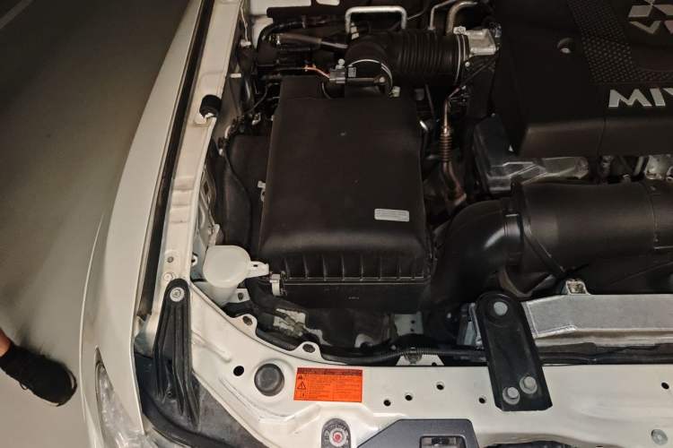 Used Mitsubishi Pajero 2017 V97 3.8L 5-Door GLS Model with Sunroof – Middle East Engine Bay Right