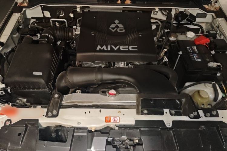 Used Mitsubishi Pajero 2017 V97 3.8L 5-Door GLS Model with Sunroof – Middle East Engine Bay