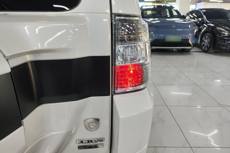 Used Mitsubishi Pajero 2017 V97 3.8L 5-Door GLS Model with Sunroof – U.S. Specification Exterior 2