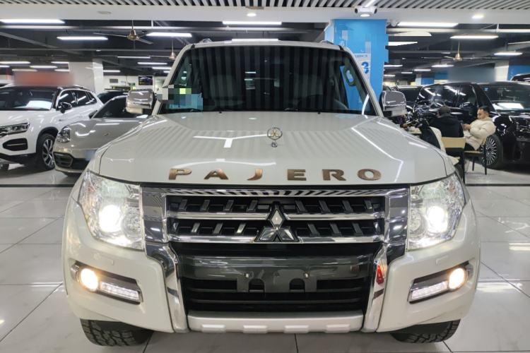 Used Mitsubishi Pajero 2017 V97 3.8L 5-Door GLS Model with Sunroof – U.S. Specification Front