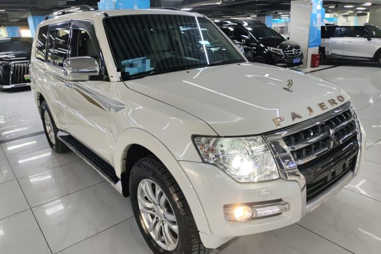 Used Mitsubishi Pajero 2017 V97 3.8L 5-Door GLS Model with Sunroof – U.S. Specification Front Right 45 Deg