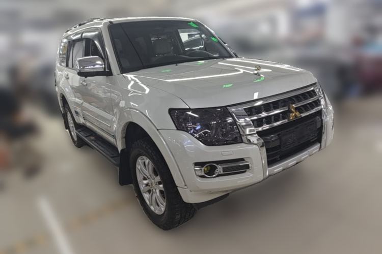 Used Mitsubishi Pajero  Front Right 45 Deg