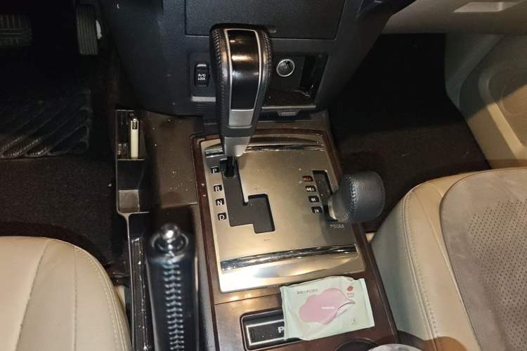 Used Mitsubishi Pajero 2017 V97 3.8L 5-Door GLS Model with Sunroof – Middle East Gear Lever