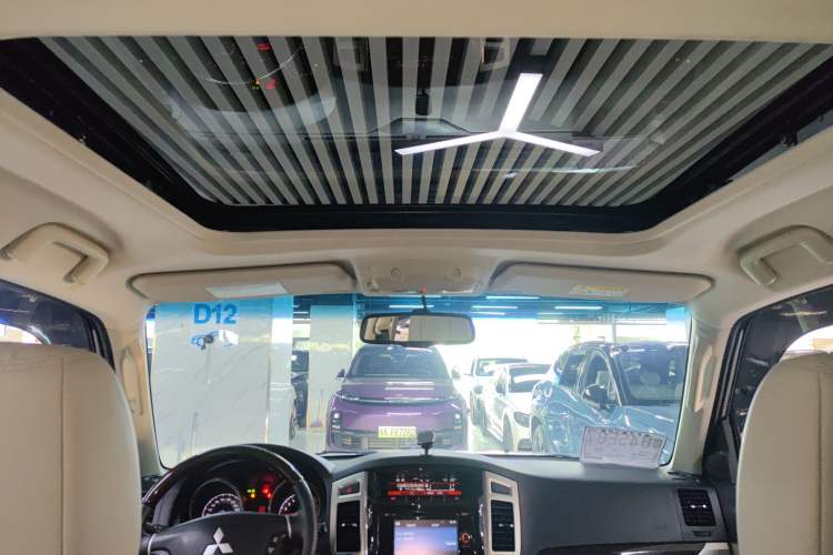 Used Mitsubishi Pajero 2017 V97 3.8L 5-Door GLS Model with Sunroof – U.S. Specification Headliner