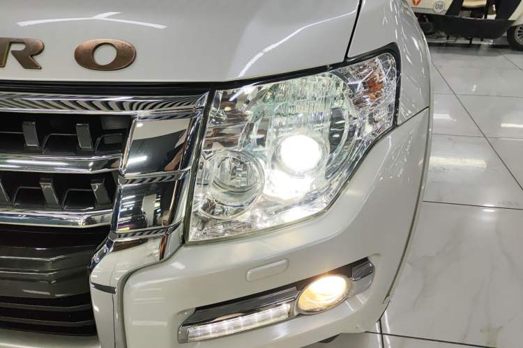 Used Mitsubishi Pajero 2017 V97 3.8L 5-Door GLS Model with Sunroof – U.S. Specification Left Front Headlight
