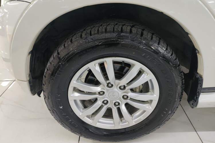 Used Mitsubishi Pajero 2017 V97 3.8L 5-Door GLS Model with Sunroof – U.S. Specification Left Front Wheel Hub