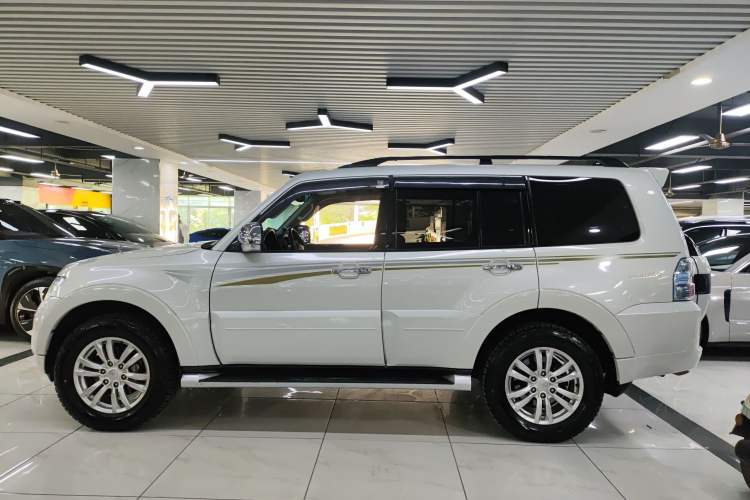 Used Mitsubishi Pajero 2017 V97 3.8L 5-Door GLS Model with Sunroof – U.S. Specification Left Side