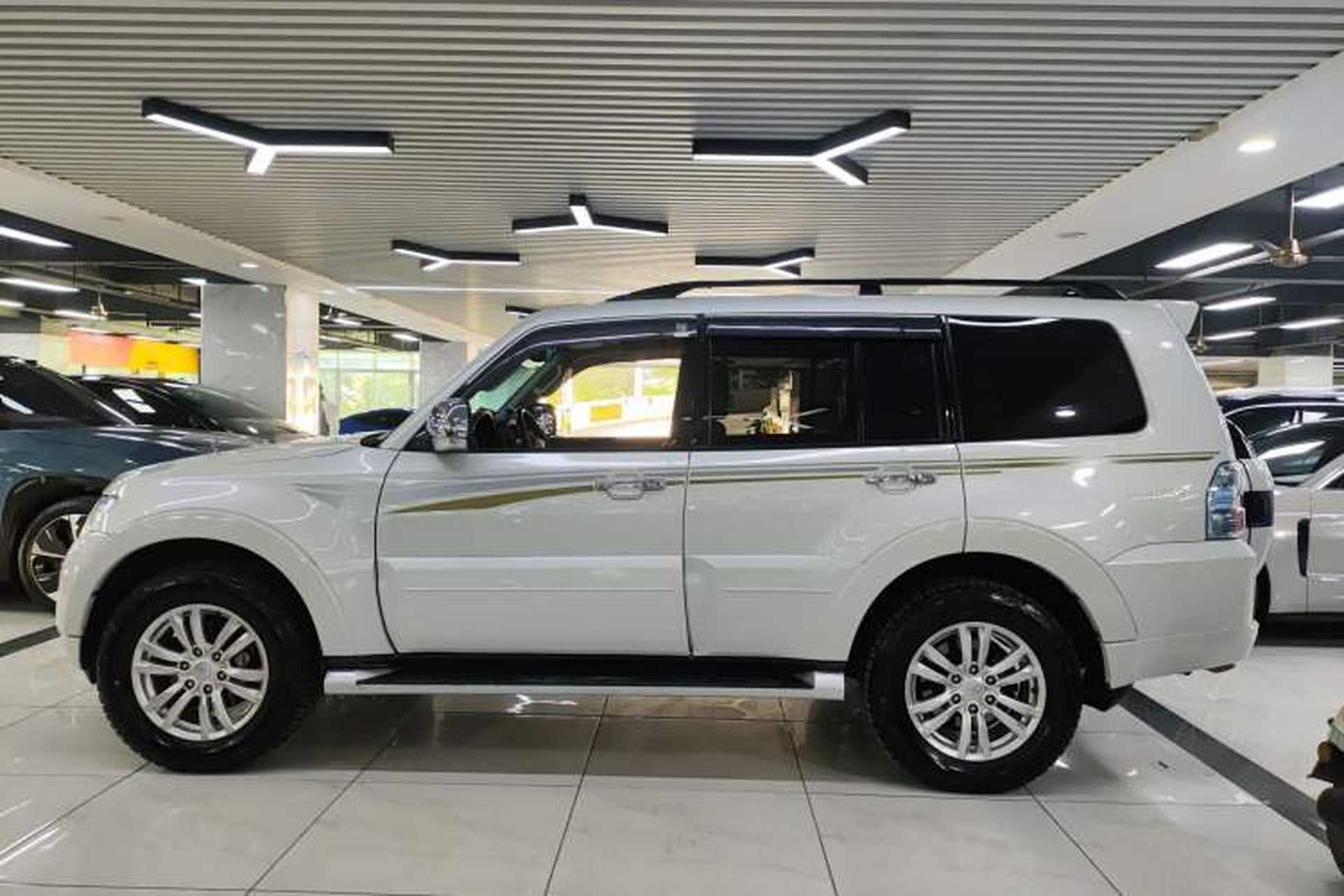 Used Mitsubishi Pajero 2017 V97 3.8L 5-Door GLS Model with Sunroof – U.S. Specification Left Side